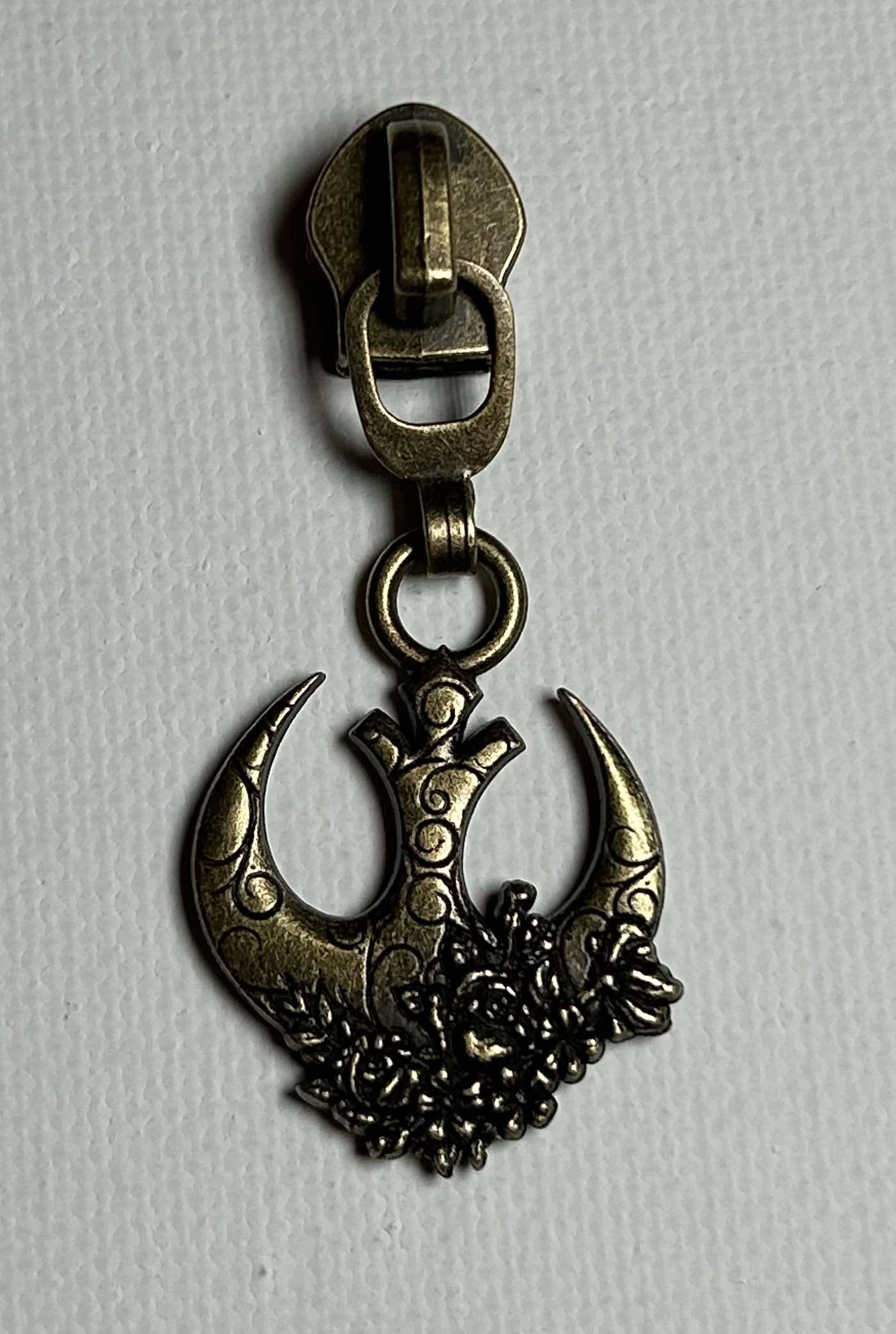 *RETAIL* Floral R Symbol Zipper Pull